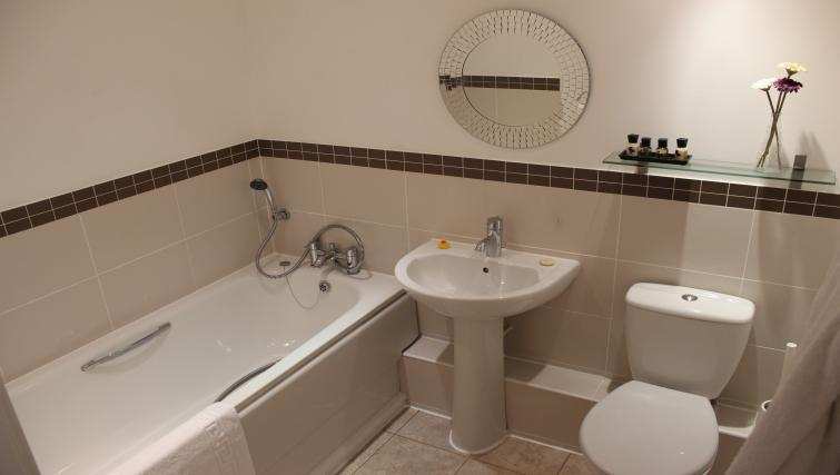 The Academy Corporate Accommodation Luton UK | Urban Stay The-Academy-Corporate-Accommodation-Luton---Urban-Stay-Serviced-Apartments-UK---bathroom-2