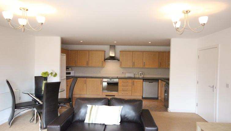 The Academy Corporate Accommodation Luton UK | Urban Stay The-Academy-Corporate-Accommodation-Luton---Urban-Stay-Serviced-Apartments-UK---kitchen-and-dining