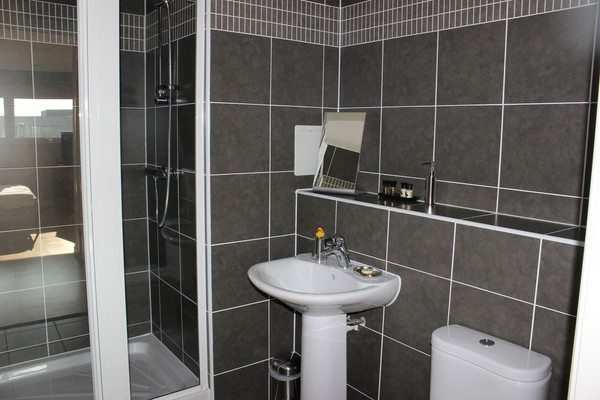 Theatre District Serviced Apartments Milton Keynes UK – Urban Stay corporate accommodation – Theatre-District-Serviced-Apartments-Milton-Keynes-UK---Urban-Stay-corporate-accommodation---bathroom-2