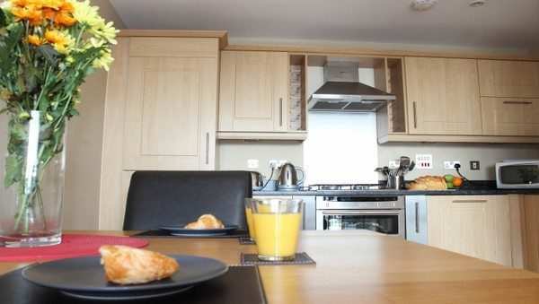 Theatre District Serviced Apartments Milton Keynes UK – Urban Stay corporate accommodation – Theatre-District-Serviced-Apartments-Milton-Keynes-UK---Urban-Stay-corporate-accommodation---kitchen-2