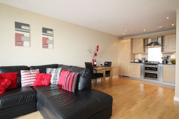 Theatre-District-Serviced-Apartments-Milton-Keynes-UK---Urban-Stay-corporate-accommodation---living-room