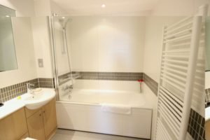 Vizion Short Stay Apartments Milton Keynes UK - Urban Stay corporate accommodation - bathroom