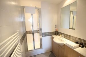 Vizion Short Stay Apartments Milton Keynes UK - Urban Stay corporate accommodation - bathroom