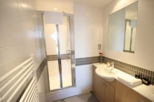 Vizion Short Stay Apartments Milton Keynes UK - Urban Stay corporate accommodation - bathroom 2