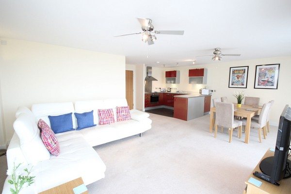 Vizion-Short-Stay-Apartments-Milton-Keynes-UK---Urban-Stay-corporate-accommodation---living-room-4