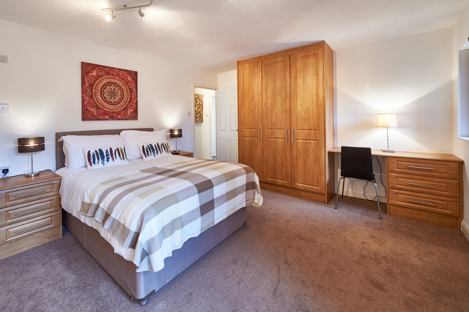 Northleigh Serviced Accommodation Milton Keynes - Fully Equipped Kitchen, Modern Design, Cheap Prices, Close To Train Station - Book Urban Stay Corporate Serviced Apartments today!!