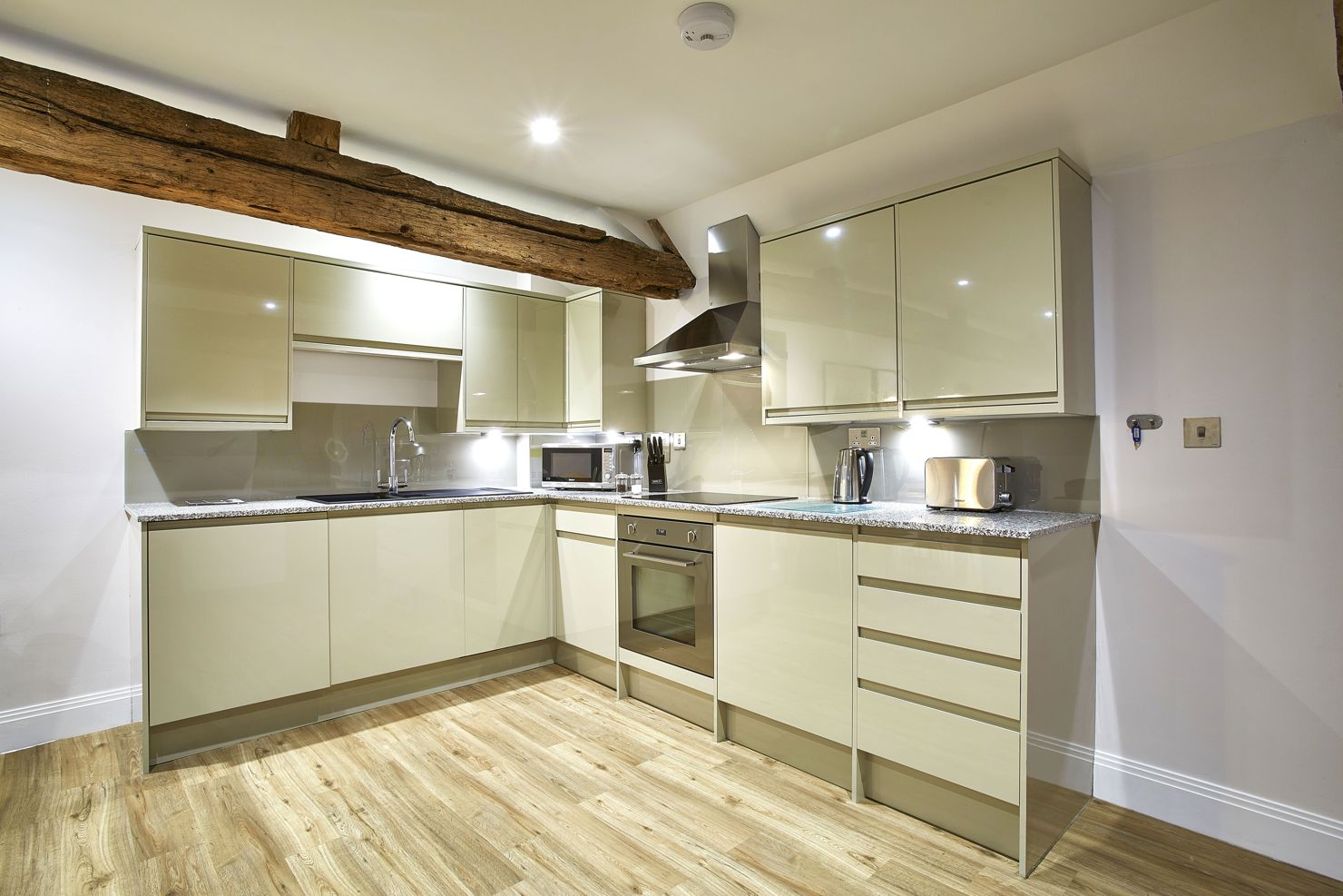 Amazing-Self-Catering-Accommodation-Newbury!-Centrally-located-Serviced-Apartments-Newbury-and-corporate-accommodation-UK.-Competitive-Rates-·-No-Booking-Fees-·-Free-Wi-Fi-·-Fully-Furnished-·-Fully-equipped-kitchen-·-Weekly-cleaning-included.-Call-Urban-Stay-now:-+44-(0)-208-691-3920