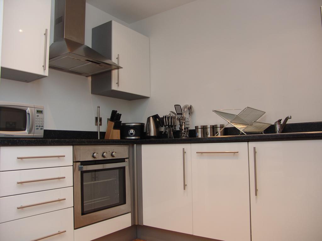 Serviced-Apartments-Manchester---Salford-Quays-Corporate-Accommodation-UK---Self-catering-accommodation-Manchester-–-Cheap-Airbnb-–-Free-Wifi-–-Parking-available-|-Urban-Stay