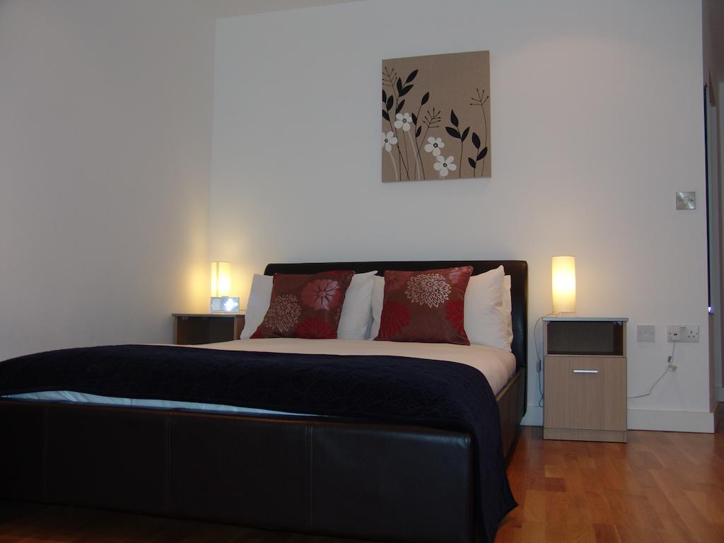 Serviced-Apartments-Manchester---Salford-Quays-Corporate-Accommodation-UK---Self-catering-accommodation-Manchester-–-Cheap-Airbnb-–-Free-Wifi-–-Parking-available-|-Urban-Stay