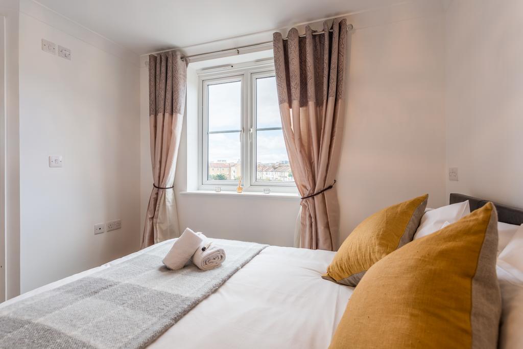 Serviced-Accommodation,-Southend-on-Sea-|Stylish-Short-Let-Apartments-|-Free-Wifi-|-Fully-Equipped-Kitchen-|-|0208-6913920|-Urban-Stay
