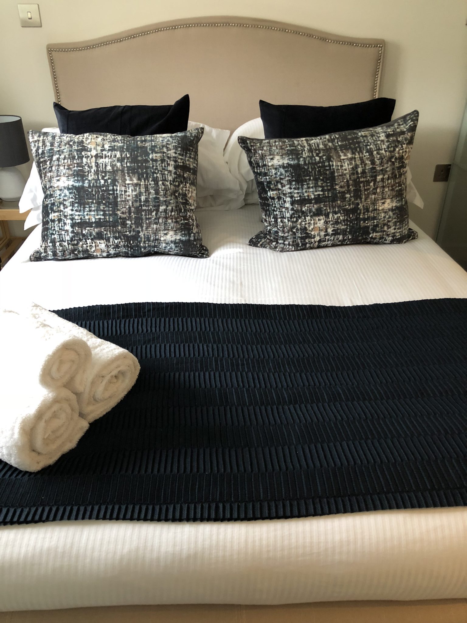 Serviced-Apartments-St-Albans-Hertfordshire-available-now!-Book-Cheap-Short-Let-Apartments-with-Free-Wifi-&-Parking-&-a-Fully-Equipped-Kitchen