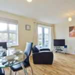 Modern Corporate Uxbridge Apartments - Woodgate Court Apartments - Book With Urban Stay Today For Best Rates Guaranteed!! - Free Wi-Fi - Sky TV