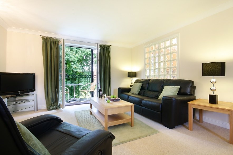 Serviced-Accommodation-Newbury-in-Berkshire|-Quality-Short-Let-Telford-Court-Apartments-|Free-Wi-Fi-|-Low-rates-Guaranteed-|0208-6913920|-Urban-Stay