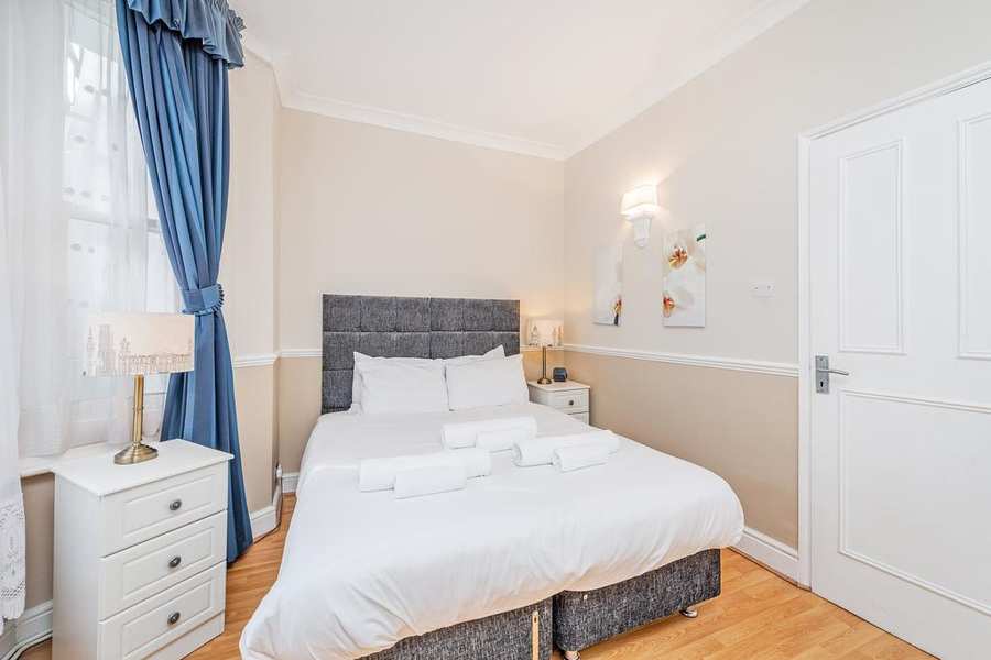 West Kensington Shortlets Looking-for-affordable-apartments-in-Kensington-or-Hammersmith?-why-not-book-our-West-Kensington-Shortlets-on-Castletown-Road.-Book-today-for-great-rates.