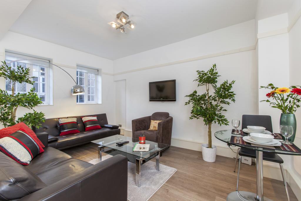 Looking-for-luxury-accommodation-in-the-City-of-London?-why-not-book-our-Bishopsgate-Shortlet-Apartments-at-White-Rose-Court.-Call-today-for-great-rates.