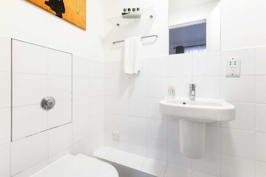 Kings Cross Shortstays Looking-for-accommodation-in-Kings-Cross?-why-not-book-our-lovely-Kings-Cross-Shortstays-Apartment-in-York-Way.-Call-today-for-great-rates.
