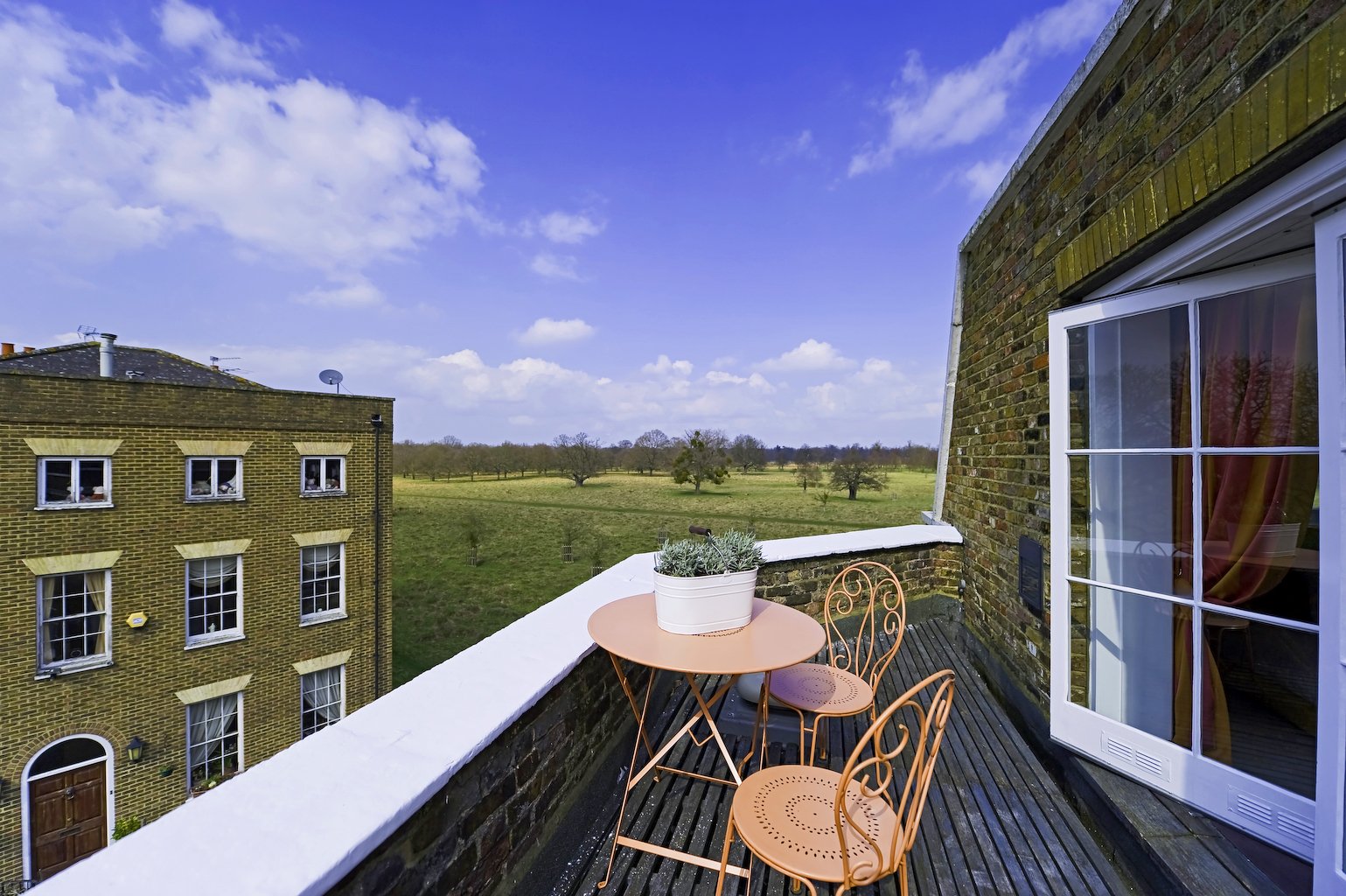 Kingston-Accommodation-West-London-available-from-today!-Book-luxury-Serviced-Apartments-in-Kingston-upon-Thames-with-Urban-Stay-now!-All-bills-included!!-+44-(0)-208-691-3920