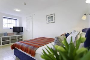 Looking for affordable accommodation in Kingston or Hampton Court! Why not book our lovely Hampton Court Apartments. Call today for great rates. | Urban Stay