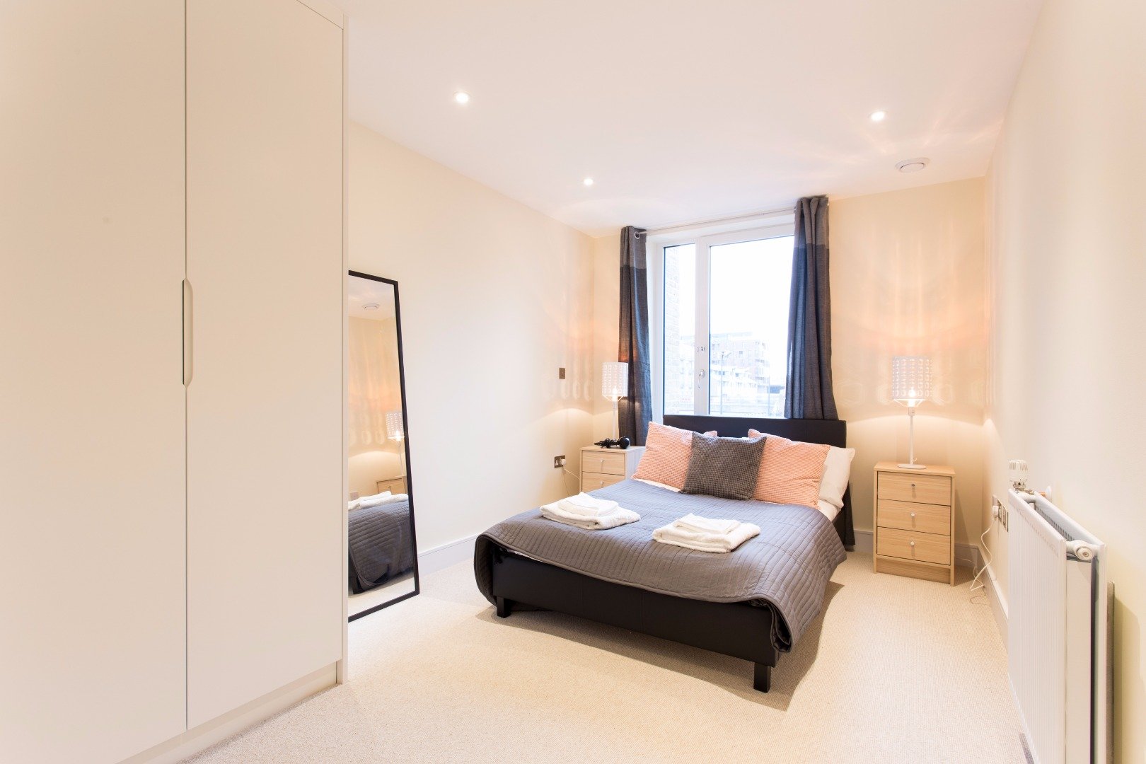 Looking-for-affordable-apartments-within-easy-access-to-Canary-Wharf?-why-not-book-our-lovely-Poplar-Serviced-Apartments-today.-Call-for-great-rates.