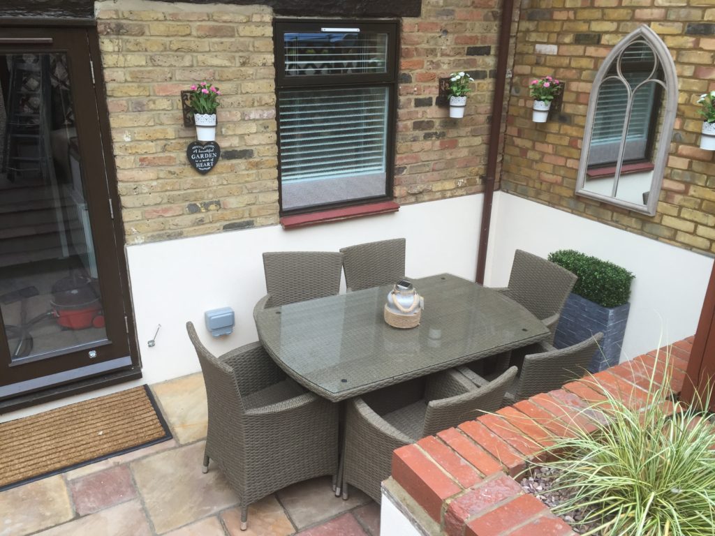 Serviced Accommodation Hertfordshire available now! Book cheap Short Let Apartments in the heart of Harpenden with 24/7 check-in, Courtyard Garden & Fully equipped Kitchen now!