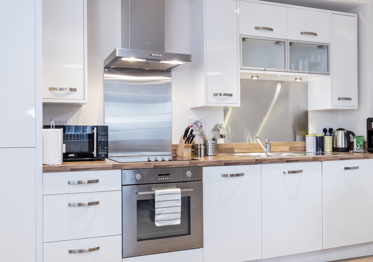 Serviced-Accommodation-in-Farnborough|Short-Let-Apartments-|Free-Wifi-|-Fully-Equipped-Kitchen-&-Free-Parking-|-Book-Today-|-Urban-Stay