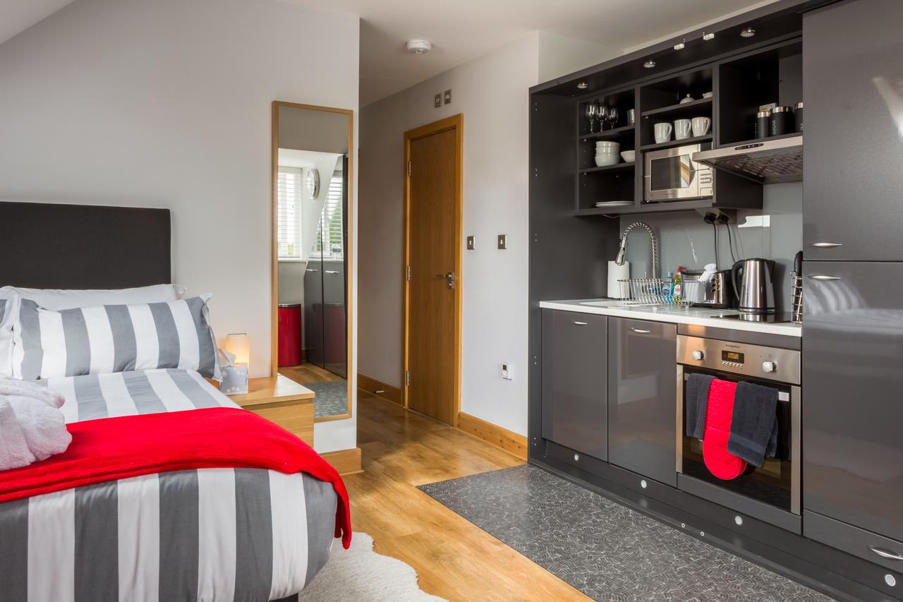 Edwardian-Style-Short-Let-Serviced-Apartments-St-Albans-|-Free-Wifi-&-Parking-|-Fully-Equipped-Kitchen|0208-6913920|-Urban-Stay