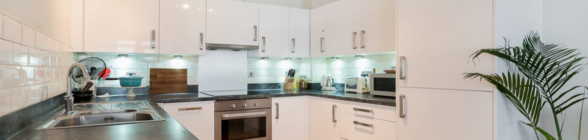 Serviced Town House Angel Cheap Short Lets in North London | Free Wi-Fi | Fully Equipped Kitchen | 5 Bedroom Apartment | 0208 6913920| Urban Stay