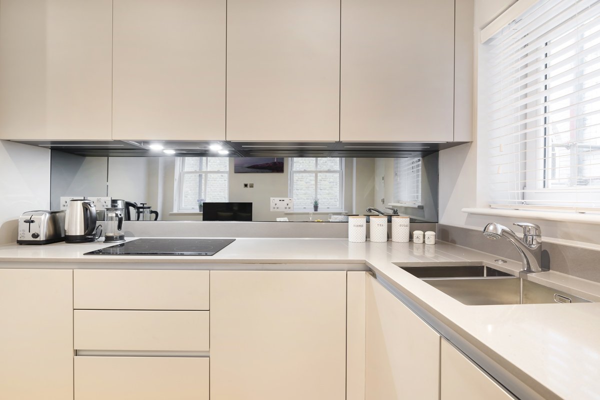 Serviced-Accommodation-Chancery-Lane-available-now!-Book-cheap-short-lets-Fleet-Street-Apartments-with-Free-Wi-Fi,-Private-Balcony-&-a-Fully-Equipped-Kitchen.