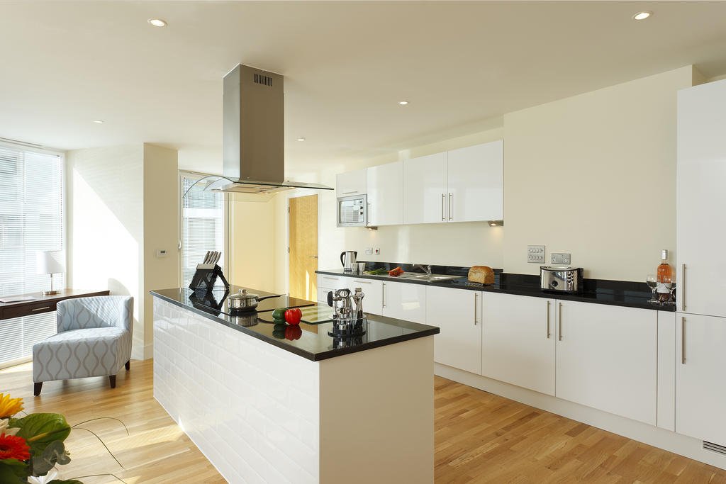 Canary-Wharf-Executive-Aparthotel---Trinity-Tower-|-Corporate-Apartments-|-Floor-to-Ceiling-Windows-|-Fully-Equipped-Kitchen-|0208-6913920|-Urban-Stay