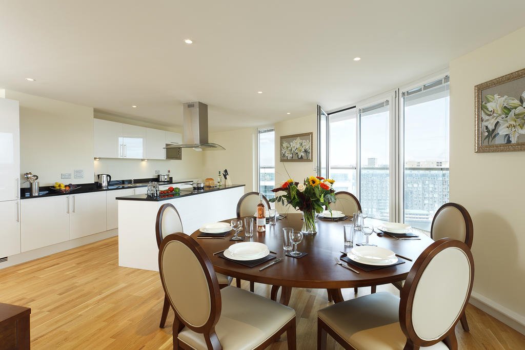 Canary-Wharf-Executive-Aparthotel---Trinity-Tower-|-Corporate-Apartments-|-Floor-to-Ceiling-Windows-|-Fully-Equipped-Kitchen-|0208-6913920|-Urban-Stay