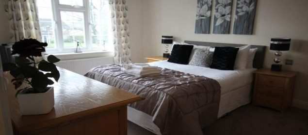 Berkshire Serviced Accommodation - The Poppies House | Book NOW for Spacious and Comfortable Short-Let Apartments | Fully Equipped Kitchen | Private Garden