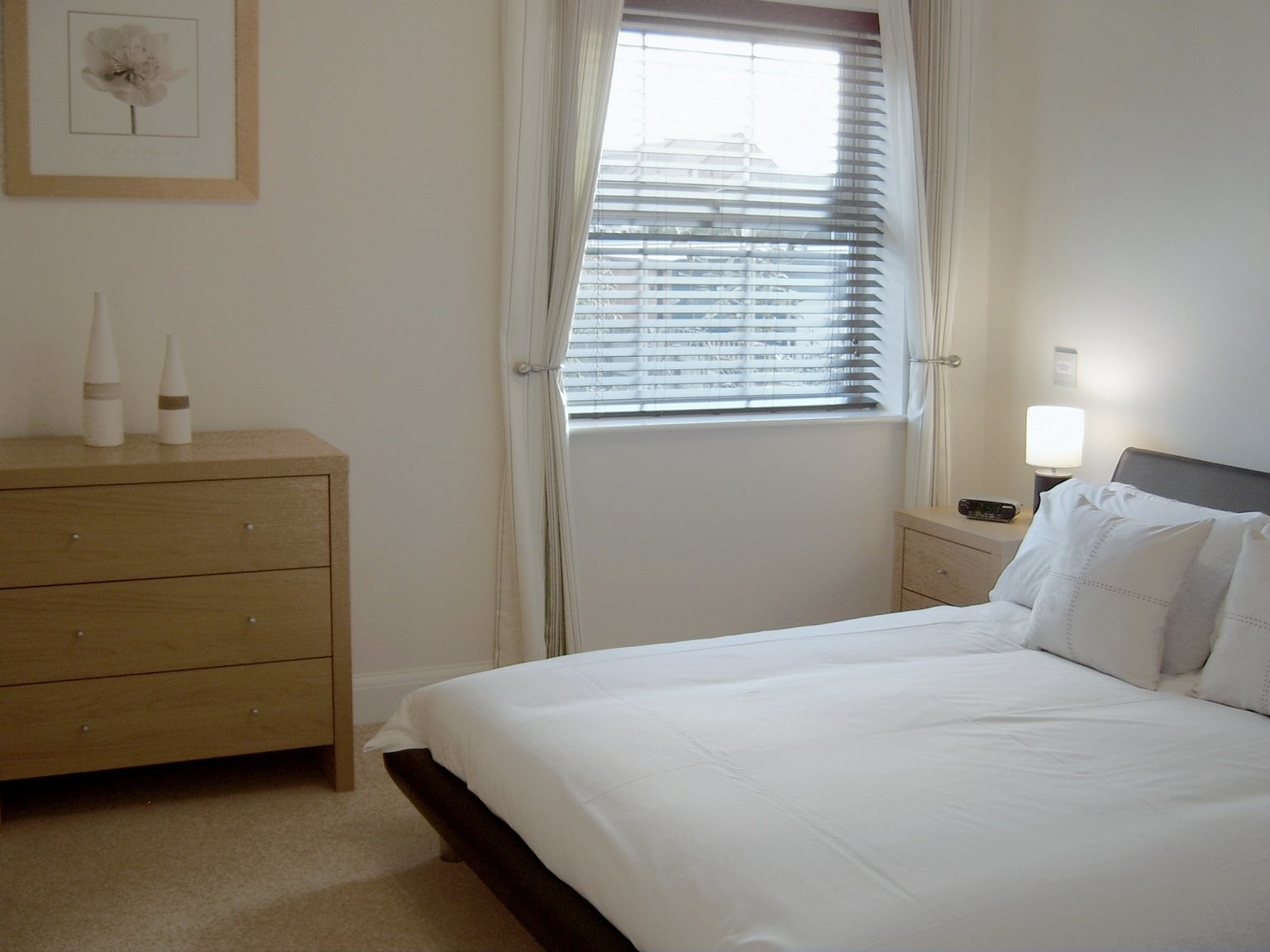 Modern-Newbury-Court-Apartments-located-in-Berkshire,-UK---Offer-on-our-Jago-Court-Accommodation-|-Free-Wifi,-Fully-Furnished-Kitchen-and-Parking!-Book-Now!