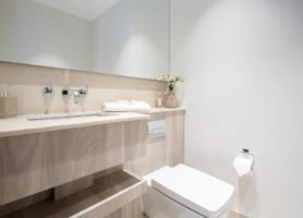 Luxury Holiday Rentals in Isleworth near Richmond, River Thames & Heathrow. Stylish 3-bed home perfect for business travellers & holidaymakers