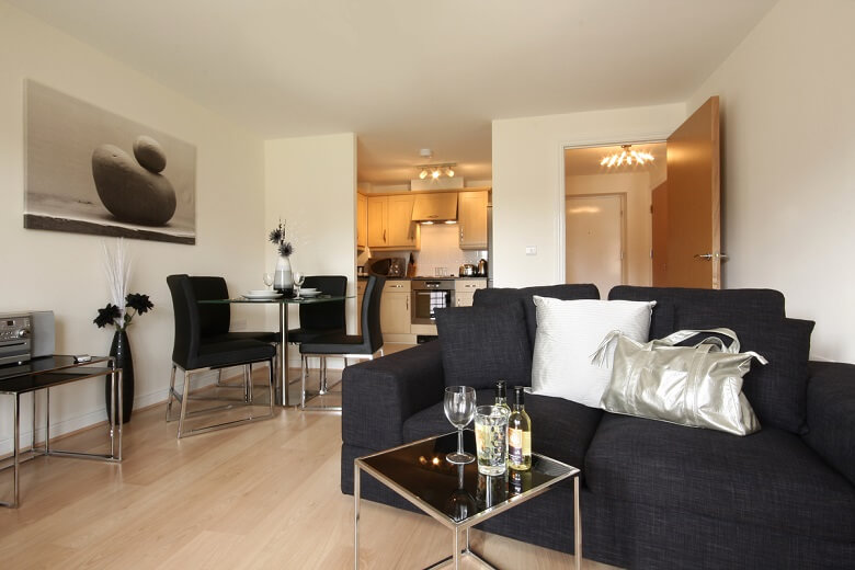 Furnished-Apartments-Bracknell-offers-affordable-&-stylish-accommodation-with-Free-Wi-Fi,-Modern-amenities-&-spacious-living-area-in-the-heart-of-Berkshire!