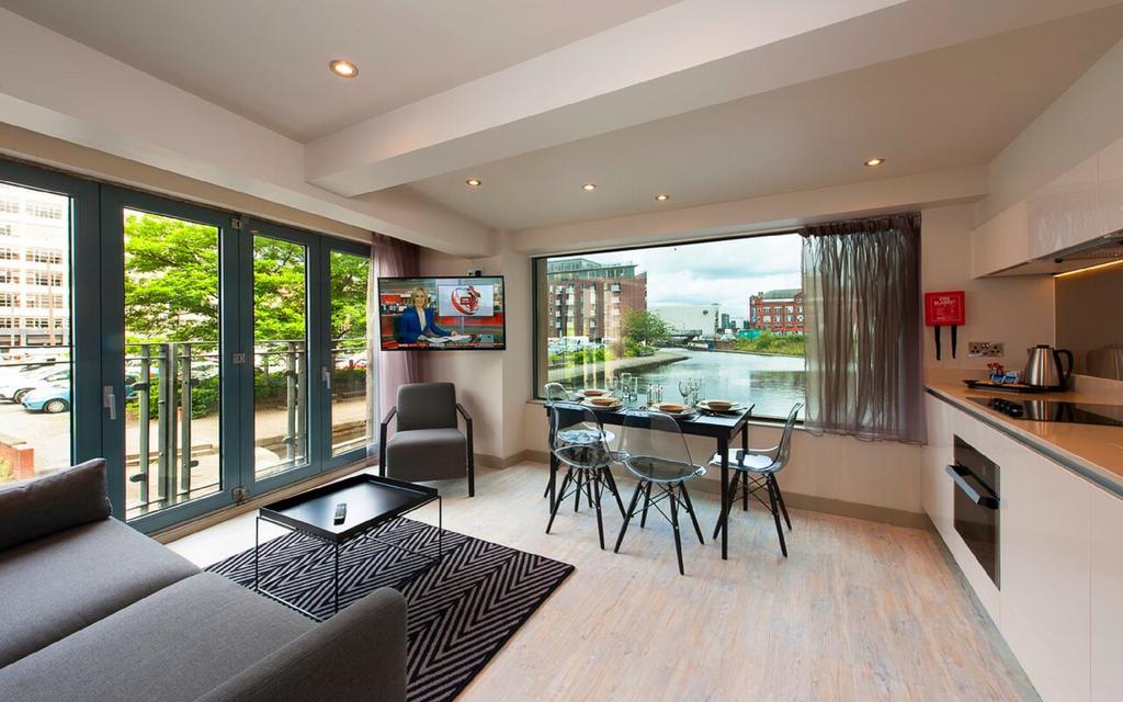Luxury-Aparthotel-Manchester---Serviced-Apartments-in-Manchester-with-24h-Reception,-Pool,-Gym,-Jacuzzi,-Sky-TV,-Parking-|-Urban-Stay