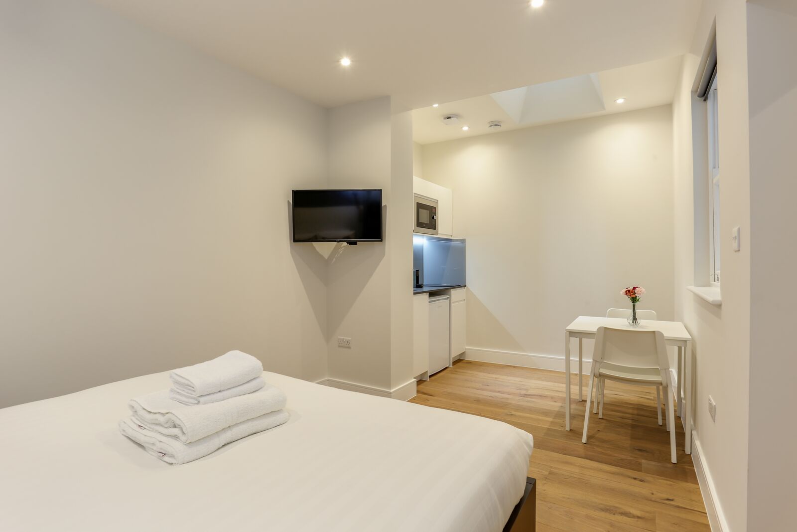 Serviced-Apartments-Queensborough-bordering-Hyde-Park-provides-contemporary-formed-studios--Fully-Furnished,-Wi-Fi,-Extra-Amenities-and-Luggage-Storage!