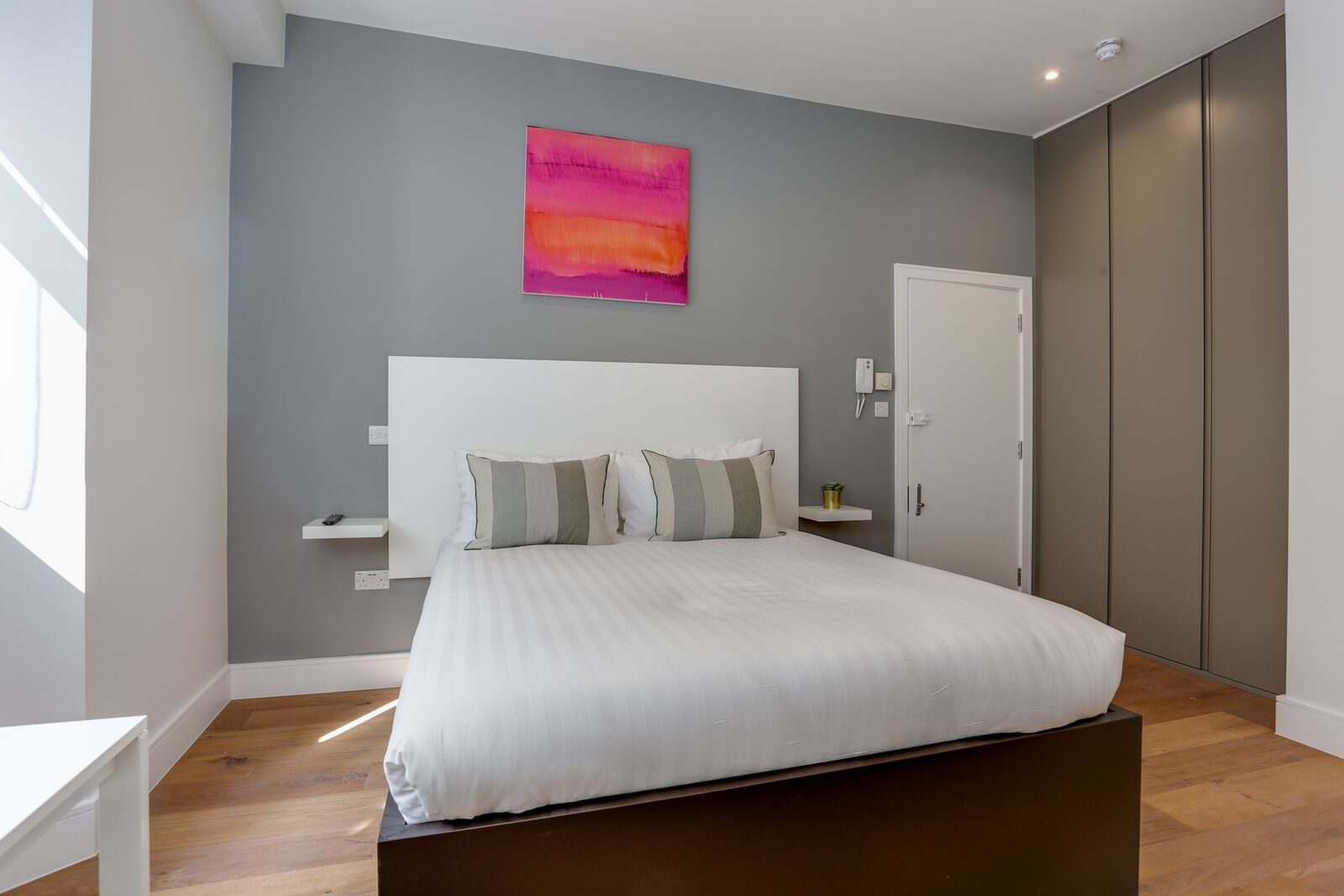Serviced-Apartments-Queensborough-bordering-Hyde-Park-provides-contemporary-formed-studios--Fully-Furnished,-Wi-Fi,-Extra-Amenities-and-Luggage-Storage!