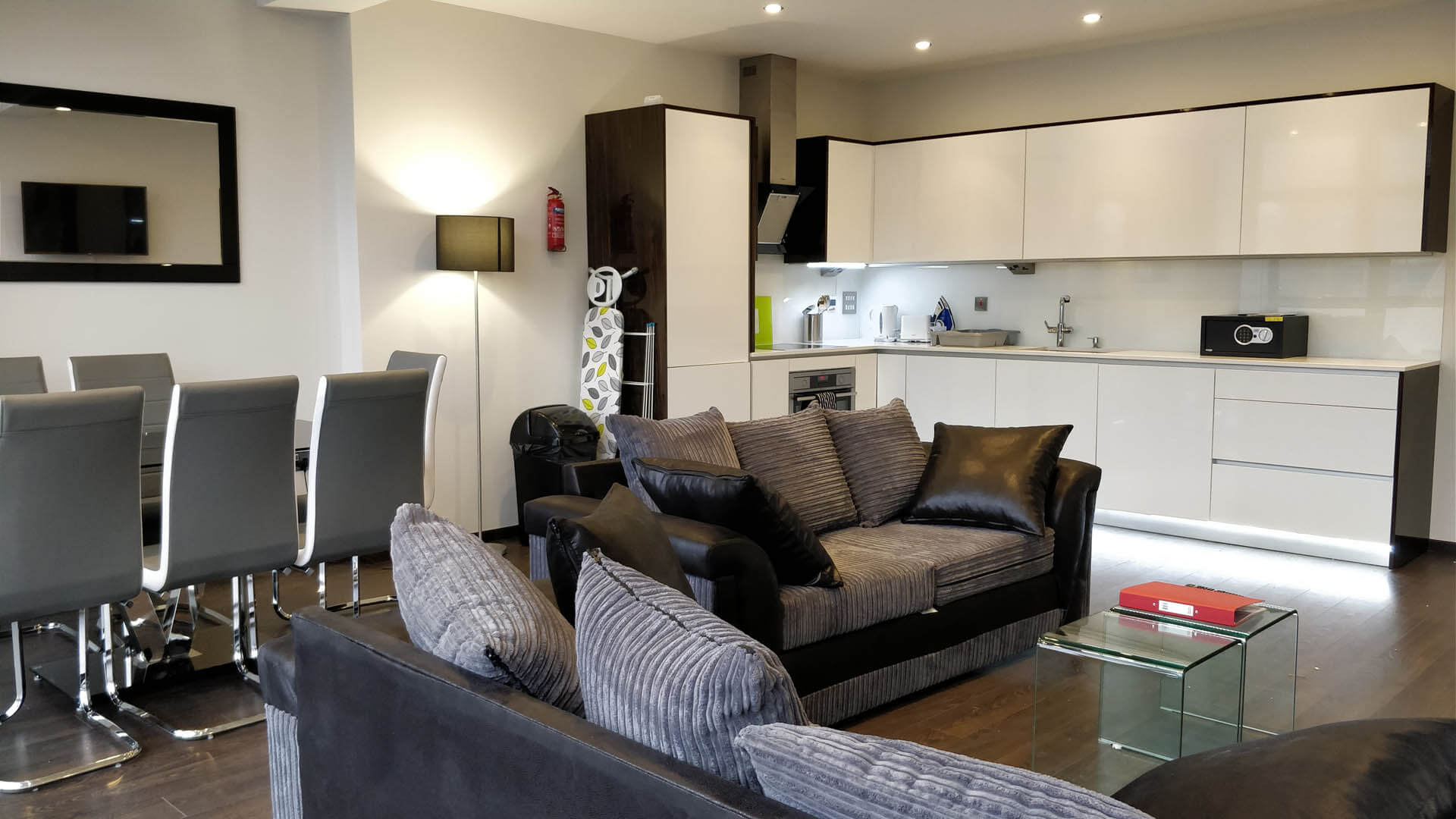 Book Tower Hill Luxury Apartments located in Aldgate.Close to East End's Shoreditch and Bricklane! Free Wfii, spacious living area & Weekly housekeeping!