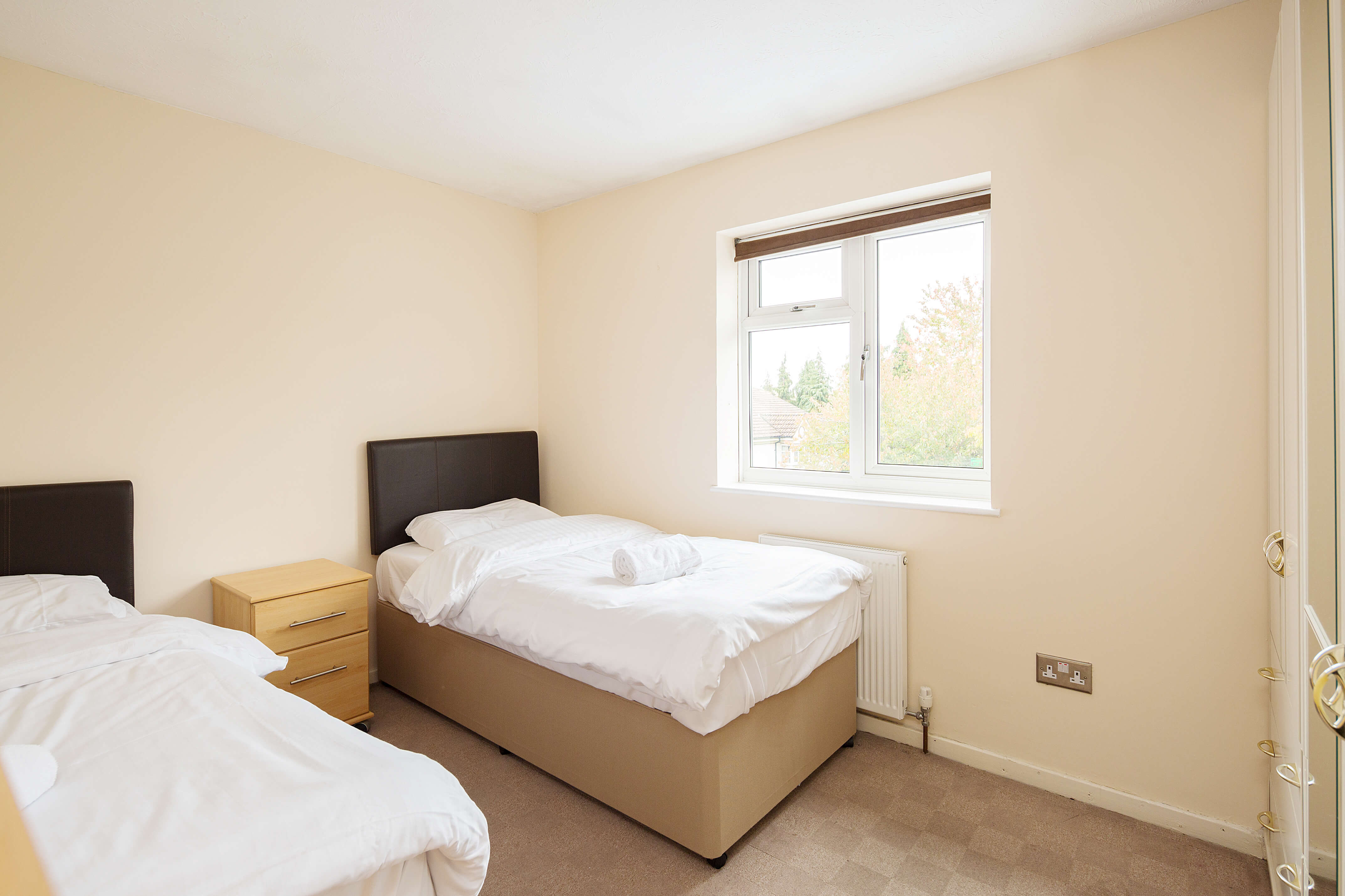 Maidstone-Serviced-Apartments,-UK---The-Valley-HouseI-Book-Short-Let-Apartments-in-Maidenstone-!-Free-Parking-&-Fully-Equipped-Kitchen-I-Available-Now!