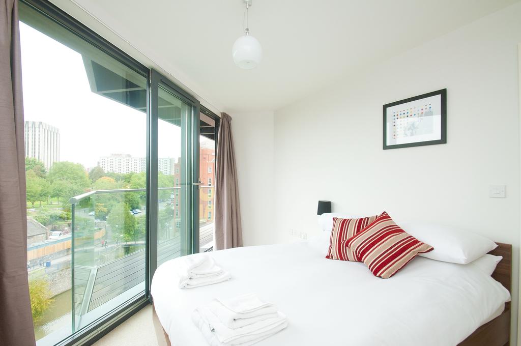 Book-Bristol-City-Centre-Apartments-for-Business-Travellers-and-Holiday-Makers.-Our-short-let-accommodation-is-fully-furnished-with-all-bills-|-Urban-Stay