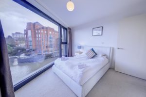 Apartments in Finzels Reach-cheaper-than-a-hotel-in-Bristol Urban Stay 6