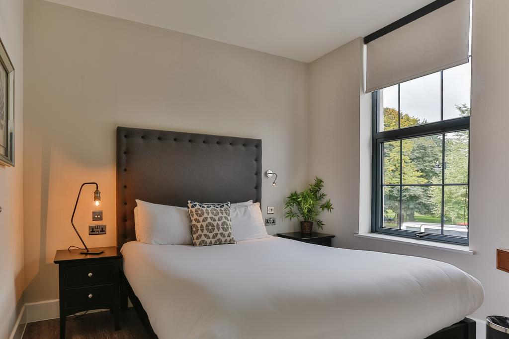 Cardiff-Serviced-Apartments--Book-Short-Let-Luxury-4*-Accommodation-near-Cardiff-University,-Cardiff-Castle-&-Bute-Park-with-Aircon,-Lift,-Wifi-&-Smart-TV!