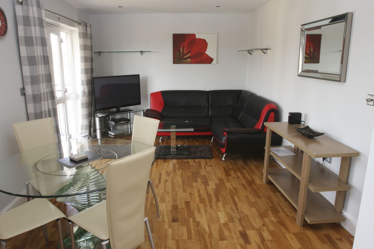 Hemel-Hempstead-Serviced-Accommodation-|-Comfortable-Short-Let-Apartments-|-Free-Wifi-|-Fully-Equipped-Kitchen-|-Flat-Screen-TV-|-0208-6913920-|-Urban-Stay