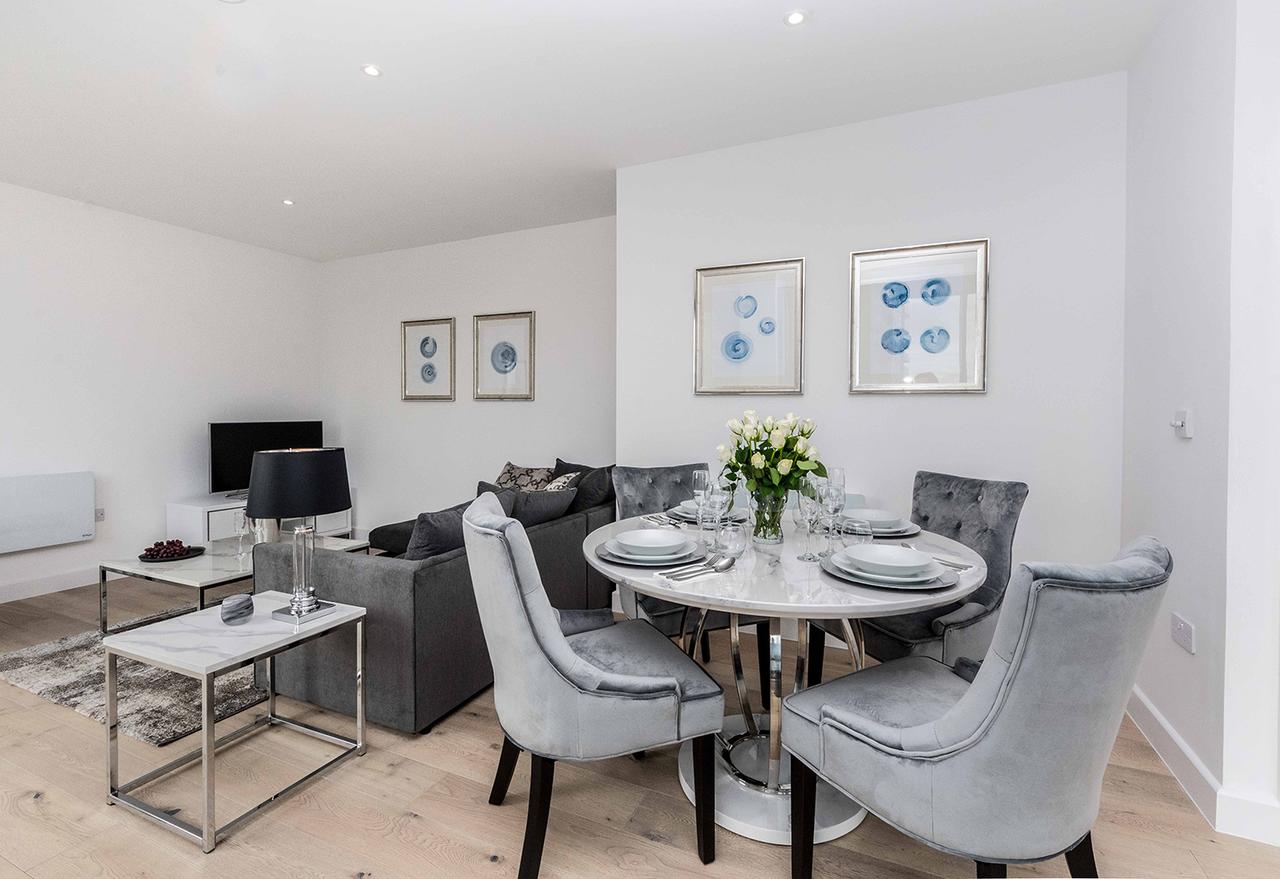 Corporate-Apartments-Southampton,-UK-Available-Now-I-Book-Serviced-Short-Let-Accommodation-in-Hampshire---Royal-Crescent-Apartments-I-Free-Parking-&-Balcony