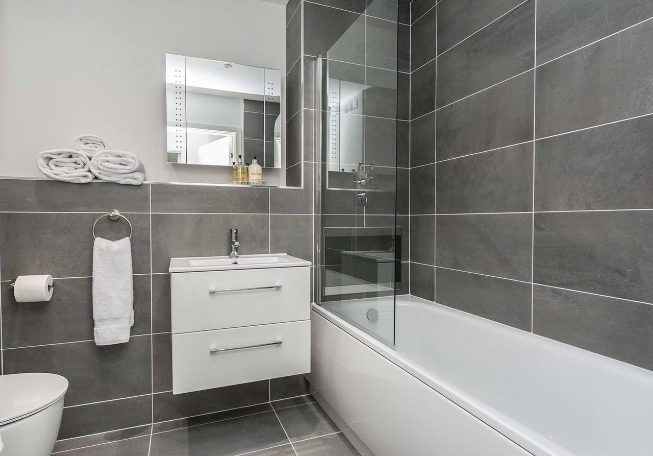 Corporate-Apartments-Southampton,-UK-Available-Now-I-Book-Serviced-Short-Let-Accommodation-in-Hampshire---Royal-Crescent-Apartments-I-Free-Parking-&-Balcony