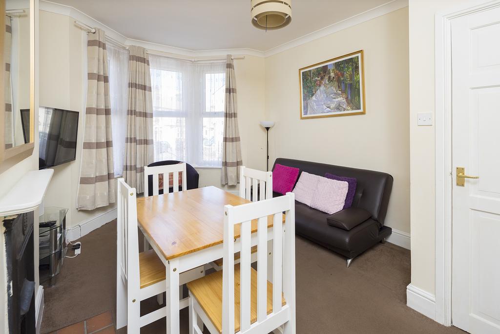 Welcoming Flat Apartments Serviced Apartments - Gillingham | Urban Stay