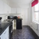 Rochester Serviced Accommodation - Black & White Apartments - Cecil Road - Urban Stay 7