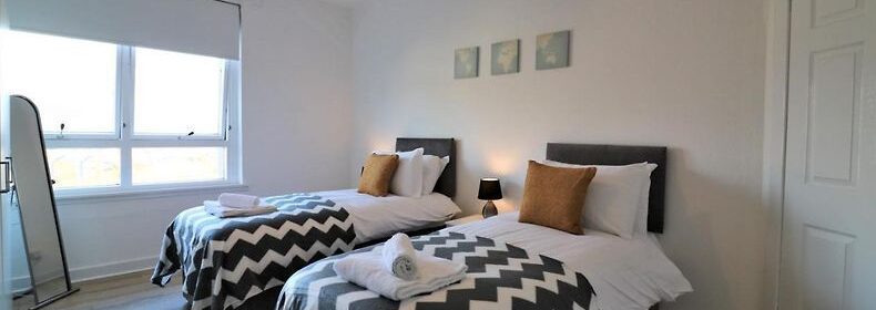 Book Serviced Accommodation in Glasgow with garden! Our 3-bed Serviced Apartment is Ideal For Business Travellers Relocating with Family! Urban Stay