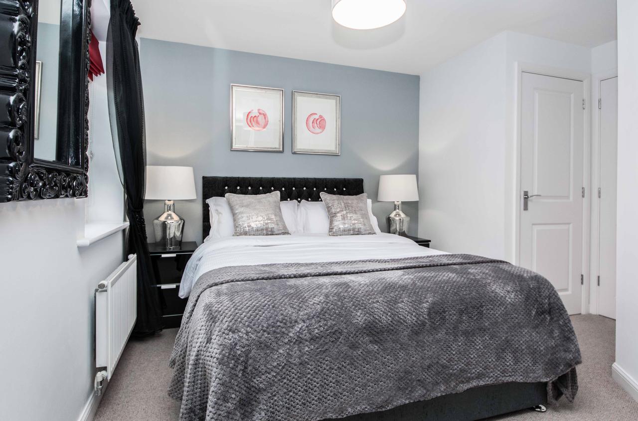 Book-your-stay-at-Southampton-Corporate-Accommodation,-UK-I-Cardinal-Place-Available-Now-I-Benefit-from-luxurious-furnishings,-Free-Wi-Fi-&-flat-screen-TV.