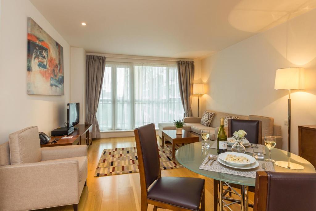 Book-Corporate-Apartments-Canary-Wharf-near-Excel-London-exhibition-centre-&-O2-Arena.-We-offer-furnished-apartments-with-WiFi-at-low-cost!-Westferry-Circus-Apartments-Urban-Stay